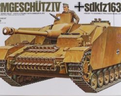 35087 Немецкая САУ Sturmgeschutz IV(sdkfz163) с бронированными гусеничными экранами и 1 фигурой танкиста