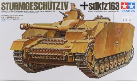 35087 Немецкая САУ Sturmgeschutz IV(sdkfz163) с бронированными гусеничными экранами и 1 фигурой танкиста